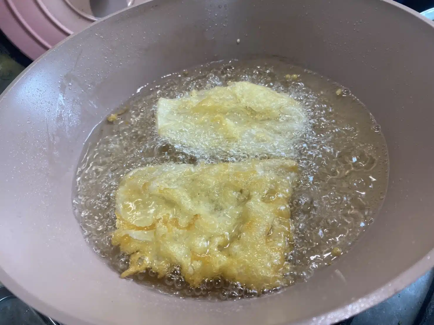 當油溫170℃-180℃，即筷子沾粉漿滴入油鍋，粉漿快速浮起，即可開始下蔬菜油炸
